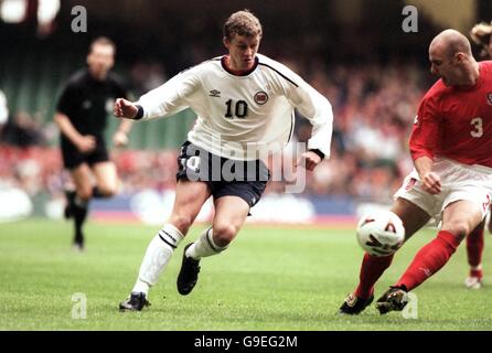 Football - coupe du monde 2002 qualification - Groupe 5 - pays de Galles / Norvège.Ole Gunnar Solskjaer (l), de Norvège, essaie de faire passer le ballon au-delà de Robert page (r), du pays de Galles. Banque D'Images