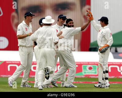 Le monty Panesar d'Angleterre (deuxième à droite) célèbre avec le gardien de cricket Geraint Jones après avoir pris le cricket de Mohammad Yousuf du Pakistan pour 38 courses pendant le premier jour du deuxième match de npower Test à Old Trafford, Manchester. Banque D'Images