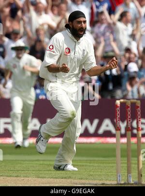 Le Monty Panesar d'Angleterre célèbre le cricket de Shahid Afridi au Pakistan pour 15 courses au cours du premier jour du deuxième match de npower Test à Old Trafford, Manchester. Banque D'Images