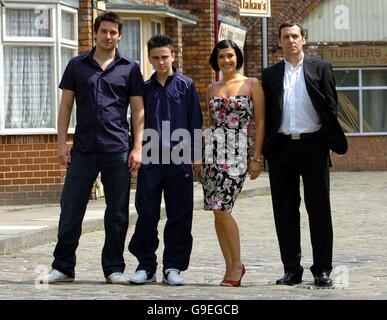 L'ancienne chanteuse Hear'say Kym Ryder, au cours d'une séance photo, annonce son retour à la troupe de Coronation Street sous le nom de Michelle Connor, aux côtés de sa famille à l'écran (gauche-droite) Rob James-collier (qui joue son frère Liam), Ben Thompson (qui joue son fils Ryan) et Sean Gallagher (qui joue son frère Paul).Depuis Coronation Street, situé à Granada Studios, manchester. Banque D'Images