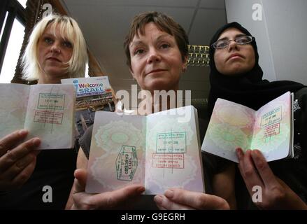 Le député Lynne Jones (au centre) est entouré par les autres femmes britanniques qui faisaient partie d'un groupe qui ont été hier expulsées d'Israël alors qu'elles étaient en voyage pour construire des liens entre Ramallah et Birmingham. Banque D'Images