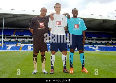 Les trois nouvelles affiches estivales de Tottenham Hotspur sont Benoit Assou-Ekotto (à gauche), Dimitar Berbatov (au centre) et Didier Zokora lors d'un appel photo à White Hart Lane, Londres. Banque D'Images