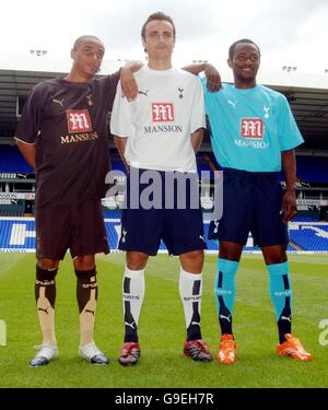 Les trois nouvelles affiches estivales de Tottenham Hotspur sont Benoit Assou-Ekotto (à gauche), Dimitar Berbatov (au centre) et Didier Zokora lors d'un appel photo à White Hart Lane, Londres. Banque D'Images