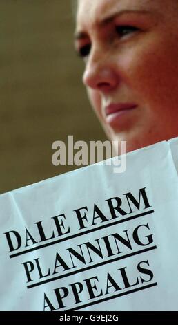 Un résident du site de Dale Farm Travellers près de Basildon, dans l'Essex, fait pression auprès des conseillers locaux avant une enquête de planification aux bureaux du Conseil de Basildon à Basildon. Banque D'Images