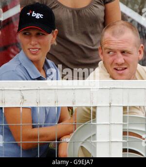 Zara Phillips et le petit ami Mike Tindall se détendent au Festival of British Eventing qui se tient ce week-end au parc Gatcombe à Gloucestershire. Banque D'Images