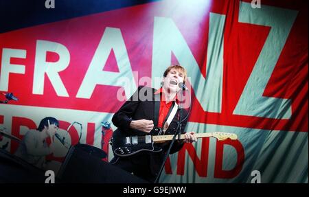 Franz Ferdinand chanteur Alex Kapranos se produit sur la scène principale au T in the Park festival de musique en Balado, en Écosse. Banque D'Images