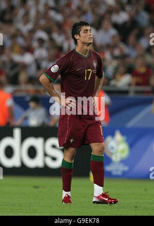 Football - coupe du monde de la FIFA 2006 Allemagne - troisième place Play-off - Allemagne / Portugal - Gottlieb-Daimler-Stadion.Cristiano Ronaldo est abattu au Portugal Banque D'Images