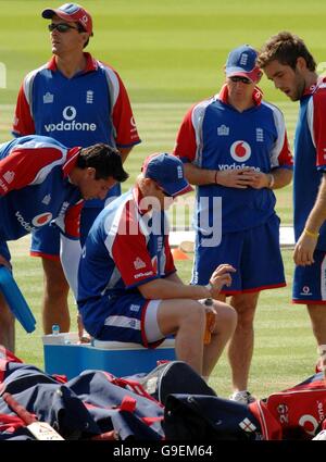 Matthew Hoggard, en Angleterre, regarde sa main lors d'une séance de pratique de filets au terrain de cricket de Lord, à St John's Wood, à Londres. Banque D'Images