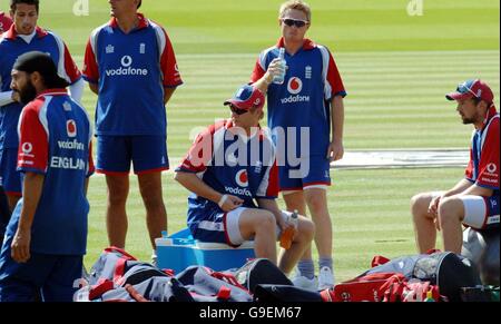 Matthew Hoggard (au centre), en Angleterre, lors d'une séance de pratique sur les filets au terrain de cricket de Lord's, à St John's Wood, à Londres. Banque D'Images