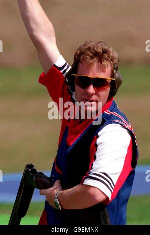 Jeux olympiques de Sydney 2000 - tir - hommes Double Trap - final.Richard Faulds, en Grande-Bretagne, célèbre la victoire de sa médaille d'or Banque D'Images