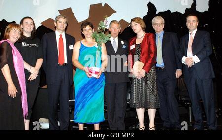 Le Prince de Galles remet le prix Citigroup International à SAB Miller avec (de gauche à droite) : Julia Cleverdon (PDG de BITC), Kirstie Parsons, membre du Parlement de la jeunesse britannique, Chip Goodyear, Christine Thompson (SAB Miller) Sue Clack (SAB Miller), Richard Lambert (directeur général de CBI) et Lionel Barber (rédacteur en chef du Financial Times) lors des prix d'excellence de l'entreprise dans la communauté qui ont eu lieu à la Compagnie d'artillerie honoraire à Londres. Banque D'Images