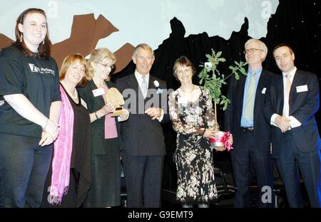 Le Prince de Galles remet le prix BUPA Healthy Communities Award à Pfizer Sandwich (de gauche à droite) : Kirstie Parsons, membre du Parlement de la jeunesse britannique, Julia Cleverdon (PDG de BITC), Annette Doherty (Pfizer), PAM Baker (Pfizer), Richard Lambert (directeur général de CBI) et Lionel Barber (rédacteur en chef du Financial Times) aux prix d'excellence décernés à l'entreprise dans la Communauté à la Compagnie d'artillerie honoraire de Londres. Banque D'Images