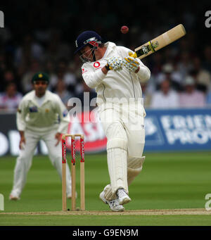 Le Marcus Trescothick d'Angleterre évite un Bouncer Umar Gul du Pakistan Banque D'Images