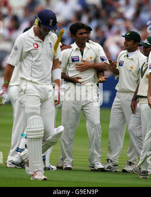 Abdul Razzaq (c), du Pakistan, célèbre le cricket de l'Angleterre Kevin Pietersen Banque D'Images