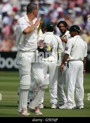 Kevin Pietersen, en Angleterre, part après avoir été séduit par le Pakistan Shahid Afridi Banque D'Images