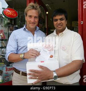 Ben Fogle, présentateur de télévision et écrivain de voyages (à gauche), vote avec le sous-maître de poste Dhimant Patel lorsqu'il lance le programme de prix du meilleur bureau de poste 2006 dans le centre de Londres. Banque D'Images