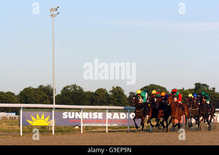 Les courses de chevaux - le meilleur de la soirée - Kempton Park Racecourse Banque D'Images