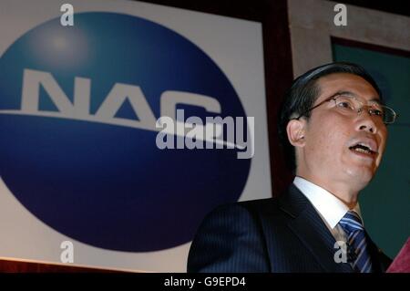 Président de la Nanjing Automobile (Group) Corporation M. Yu Jianwei lance la renaissance de MG et de Longbridge dans les Midlands de l'Ouest lors d'une conférence de presse à l'hôtel Waldorf Hilton Hotel dans le centre de Londres. Banque D'Images