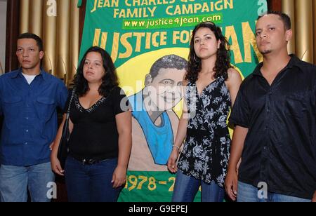 De gauche à droite : Alex Pereira, Patricia Da Silva Armani, Vivian Figueiredo et Alessandro Pereira, cousins de Jean Charles de Menezes, assistent à une conférence de presse après que le Service des poursuites de la Couronne a annoncé le verdict de son enquête sur le meurtre de leur cousin par des officiers de la police métropolitaine. Banque D'Images