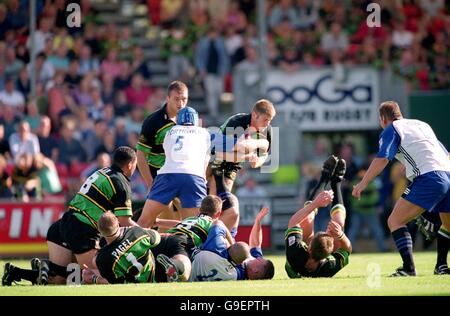 Ben Cohen (r) de Northampton Saints tente de briser l'attaque De Steve Borthwick de Bath (l) Banque D'Images