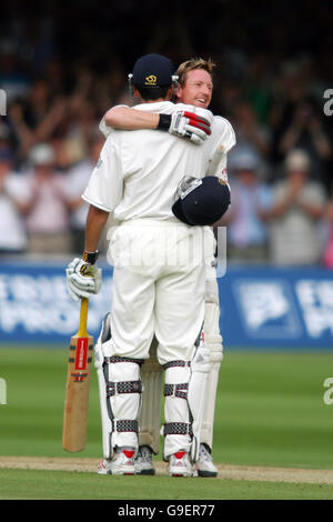 Paul Collingwood, en Angleterre, célèbre la création d'un siècle avec un autre batteur Cuisine Alastair Banque D'Images