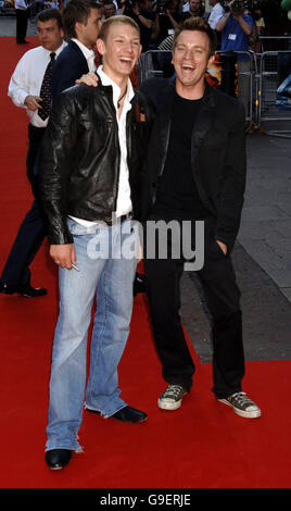 Ewan McGragor et Alex Pettyfer arrivent pour la première de Stormbreaker, du vue West End, Leicester Square, centre de Londres. Date de la photo: Lundi 17 juillet 2006. Regardez l'histoire de PA SHOWBIZ Stormbreaker. Le crédit photo devrait se lire: Yui Mok/PA Banque D'Images