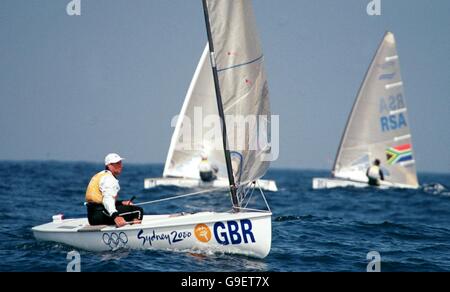 Sydney Jeux Olympiques de 2000 - voile - course de la flotte masculine Finn 7.Iain Percy, en Grande-Bretagne, est le chef de file des courses de fin hommes Banque D'Images