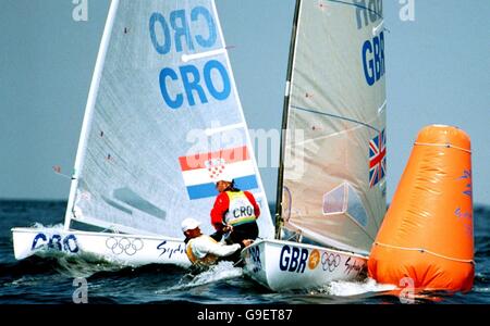 Sydney Jeux Olympiques de 2000 - voile - course de la flotte masculine Finn 7.Iain Percy, en Grande-Bretagne, bat Karlo Kuret, en Croatie, jusqu'à la bouée de marqueur externe Banque D'Images