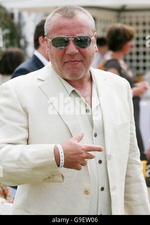 L'acteur Ray Winstone apprécie la finale du championnat britannique de polo Open de coupe d'or veuve Clicquot entre les Blackbears et Ellerstonwhite à Cowdray Park, dans l'ouest du Sussex. Banque D'Images