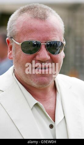 L'acteur Ray Winstone apprécie la finale du championnat britannique de polo Open de coupe d'or veuve Clicquot entre les Blackbears et Ellerstonwhite à Cowdray Park, dans l'ouest du Sussex. Banque D'Images