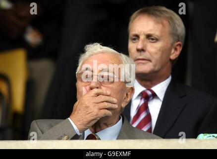 Doug Ellis, président de la Villa Aston, prend place pour l'amicale d'avant-saison contre Wolves à Molineux, Wolverhampton. Banque D'Images