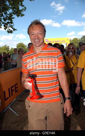 La star de la télévision Graham Norton lance « Walk for Life », la plus grande marche de collecte de fonds sur le VIH et le SIDA en Europe, à Hyde Park, à Londres Banque D'Images