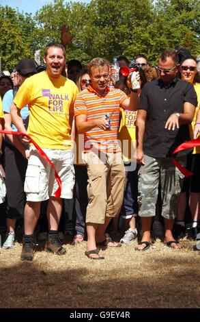 La star de la télévision Graham Norton lance « Walk for Life », le plus grand fonds européen pour le VIH et le SIDA, qui a élevé le parc de Walkin Hyde Park à Londres Banque D'Images