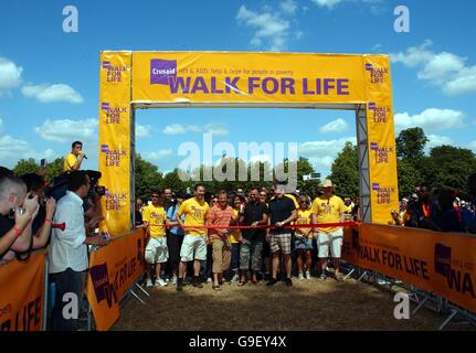 La star de TV Graham Norton (au centre) commence "Walk for Life" Europe La plus grande marche de collecte de fonds sur le VIH et le SIDA à Hyde Park À Londres Banque D'Images