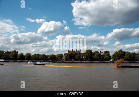 Trente mille canards en caoutchouc jaune sont libérés dans la Tamise pour la charité 'Grande course de canards Londres !', à partir de Battersea Park et se terminant à l'Albert Bridge à Londres Banque D'Images