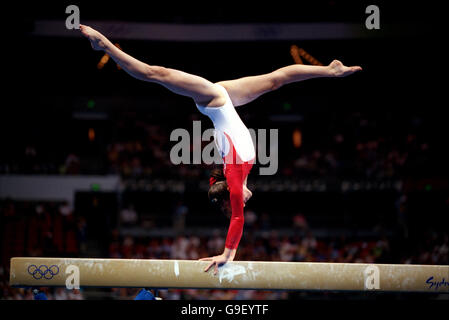 Sydney Jeux Olympiques de 2000 - gymnastique - événement de l'équipe féminine.Manouvers Kate Richardson du Canada sur le faisceau Banque D'Images