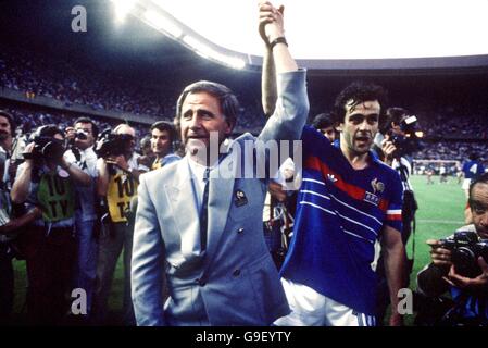 Football - Championnats d'Europe 1984 - finale - France / Espagne.L'entraîneur de France Michel Hidalgo (l) célèbre la victoire du Championnat d'Europe avec le joueur vedette Michel Platini (r) Banque D'Images