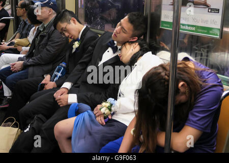 Mariage de jeunes adultes dormant sur Subway, New York, Etats-Unis 2016 Banque D'Images