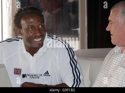 Linford Christie, ancienne championne olympique de 100 m (à gauche), avec Dave Collins, directeur des performances sportives au Royaume-Uni, lors du lancement du programme de mentorat des athlètes à Göteborg, en Suède. Banque D'Images