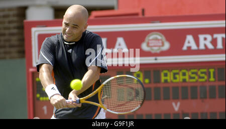 Andre Agassi aux États-Unis contre Tim Henman en Grande-Bretagne lors du premier match des championnats Stella Artois au Queen's Club de Londres. Banque D'Images