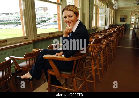 Capitaine de l'équipe féminine de cricket d'Angleterre, Charlotte Edwards, lors d'un appel photo dans la salle long de Lorn' s. Banque D'Images