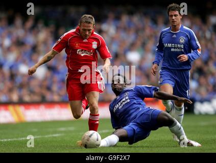 Football - FA Community Shield - Chelsea / Liverpool - Millennium Stadium - Cardiff.Craig Bellamy de Liverpool bat Michael Essien de Chelsea pendant le FA Community Shield au Millennium Stadium de Cardiff. Banque D'Images