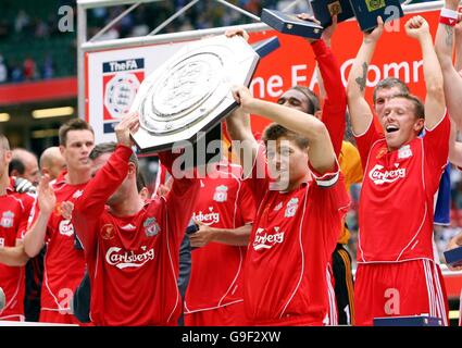 Football - FA Community Shield - Chelsea / Liverpool - Millennium Stadium - Cardiff.Liverpool Célébrez avec le trophée après avoir battu Chelsea 2-1 dans le FA Community Shield au Millennium Stadium de Cardiff. Banque D'Images