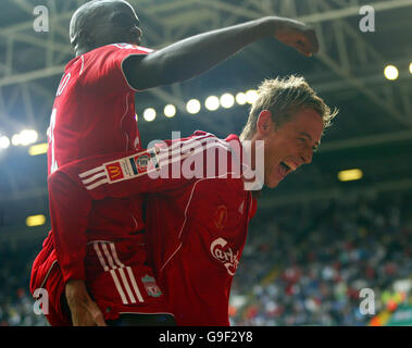 Football - FA Community Shield - Chelsea / Liverpool - Millennium Stadium.Peter Crouch de Liverpool célèbre son but Banque D'Images