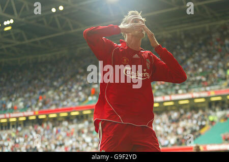 Football - FA Community Shield - Chelsea / Liverpool - Millennium Stadium.Peter Crouch de Liverpool célèbre son but Banque D'Images