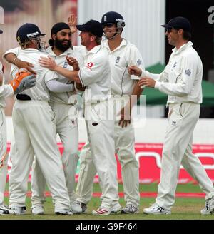 Le Monty Panesar d'Angleterre (deuxième à partir de la gauche) célèbre avec Ian Bell (à gauche) après avoir pris le cricket d'Imran Farhat au Pakistan pendant la troisième journée du deuxième match de npower Test à Old Trafford, Manchester. Banque D'Images