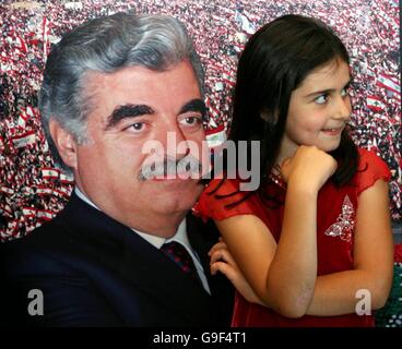 Sophie Jones, 8 ans, du Liban, se dresse devant un portrait du Premier ministre libanais assassiné Rafik Hariri lors de l'ouverture d'une exposition photographique intitulée « Beyrouth - avant et après » au château de Dublin. Banque D'Images