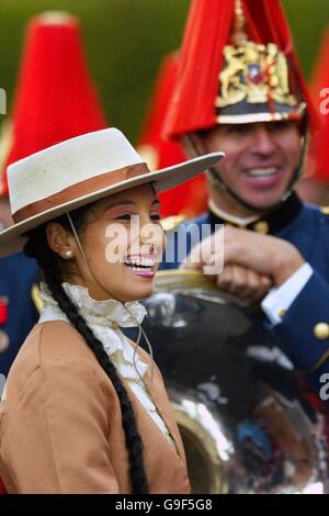 Les membres du Ballet National du Chili et de l'Harmonie de l'armée du Chili se préparent pour leur première apparition à l'Edinburgh Tattoo à Redford Barracks, Édimbourg. Banque D'Images