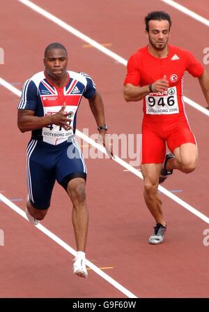 Mark Lewis Francis (à gauche), en Grande-Bretagne, remporte sa première course de 100 m au cours des championnats d'athlétisme européens de Göteborg, en Suède. Banque D'Images