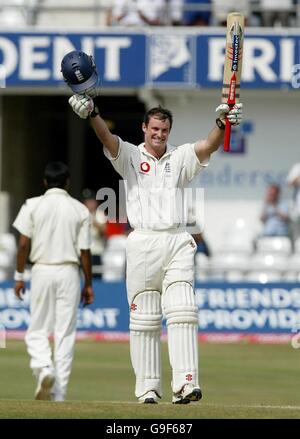 Le capitaine d'Angleterre Andrew Strauss célèbre avoir atteint son siècle contre le Pakistan pendant le quatrième jour du troisième match du npower Test à Headingley, Leeds. Banque D'Images